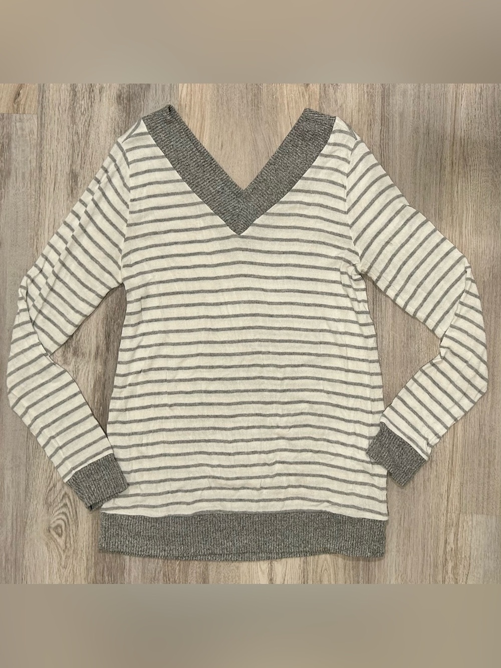 Pink Clover White Gray Striped Knit V-Neck Lightweight Pullover Sweater Size M